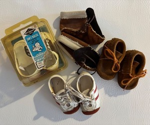 lot 259 image: Collection of Vintage Baby Shoes and Wee Walker Soft Soles