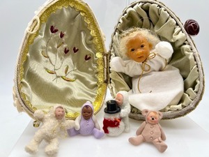 lot 122 image: Handcrafted Decorative Egg with Cherubic Figures and Accessories