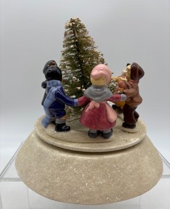 lot 138 image: Vintage Porcelain Musical Figurine with Children Around a Christmas Tree