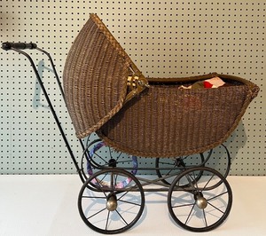 lot 191 image: Vintage Wicker Doll Carriage with Patchwork Blanket and Pillow