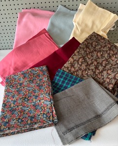 lot 200 image: Collection of Assorted Fabric Pieces in Various Patterns and Colors
