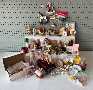 lot 224 image: Vintage Miniature Dollhouse Collection with Ornaments and Accessories