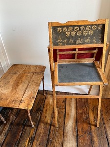 lot 242 image: Vintage Paris Mfg Co. School Table and Chalkboard Desk Set
