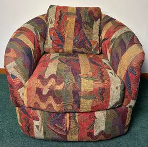 lot 38 image: Upolstered Club Swivel Chair