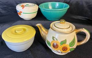 lot 24 image: Vintage Pottery Bundle from Hall, Bauer, Bake Oven and Shawnee