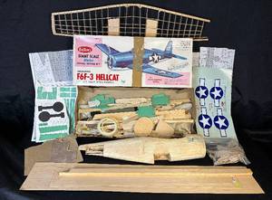lot 52 image: Guillows Giant Scale Balsa Flying Model Kit of Grumman F6F-3 Hellcat US Navy WW2 Fighter
