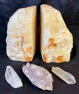 lot 79 image: Vintage White Onyx Stone Bookends, Two Rough Quartz Pieces and Amethyst Cluster
