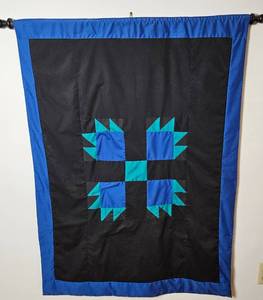 lot 152 image: Amish Quilted Wall Hanging Bears Paw Pattern