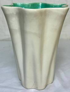 lot 26 image: Red Wing Pottery Vase #887 Egg Shell White Exterior and Green Interior
