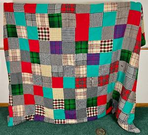 lot 55 image: Vintage Handmade Patchwork Quilt 62 x 90