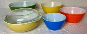 lot 22 image: Set of 4 Vintage Pyrex Bowls and Round Casserole Dish with Lid