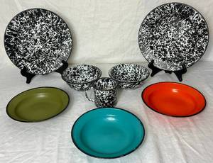 lot 64 image: Vintage Enamelware Set -Plates, Bowls and Mug