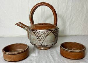 lot 75 image: Long Handled Pottery Teapot and Matching Bowls