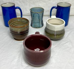 lot 78 image: Pottery Oversized Mugs Collection