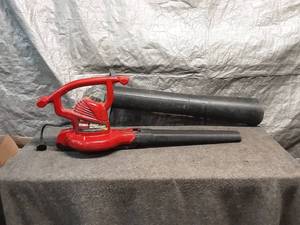 lot 10 image: Toro Electric Leaf Blower with Detachable Nozzle