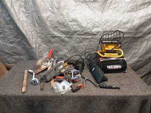 lot 11 image: Collection of Mixed Hand Tools and Work Light