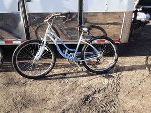 lot 41 image: Used Womens Cruiser Bicycle with Soft Saddle