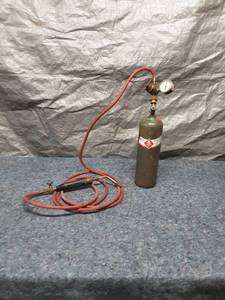 lot 52 image: Used Acetylene Gas Cylinder with Regulator and Hose