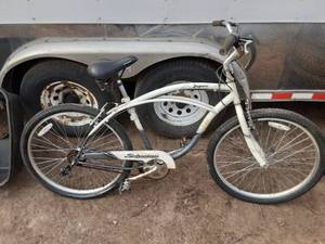 lot 61 image: Schwinn Jaguar Adult Cruiser Bike