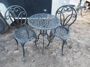 lot 15 image: metal garden table and chairs