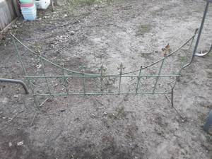 lot 48 image: Metal garden trellis