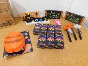 lot 7 image: Assorted Halloween Decor
