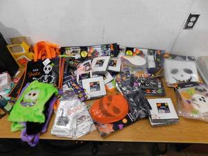 lot 11 image: Assorted Halloween Decor
