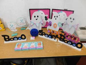 lot 12 image: Assorted Halloween Decor