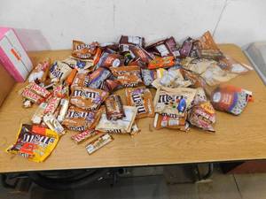 lot 98 image: Candy Lot