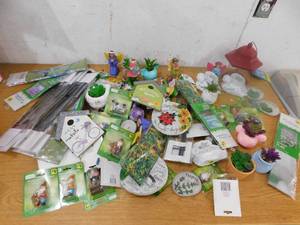 lot 99 image: Garden Decor Lot