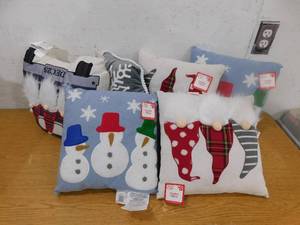lot 180 image: (6) Holiday Decorative Pillows