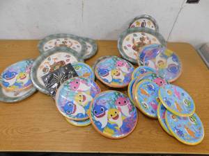 lot 204 image: Paper Plate Lot