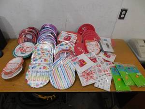 lot 225 image: Assortment of partyholiday paper plates and napkins