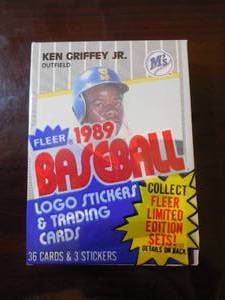 lot 119 image: 1989 Fleer Baseball Cello pack with Ken Griffey Jr. Rookie Card on Top