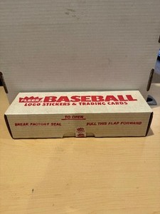 lot 331 image: 1989 Fleer Baseball Factory Sealed Set
