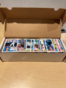 lot 373 image: 1983 Topps Baseball Cards - Lot of 800