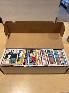 lot 374 image: 1983 Topps Baseball Cards - Lot of 800
