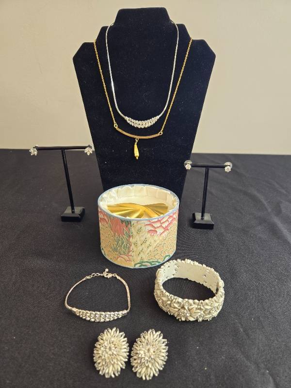 lot 13 image: Elegant Set of Fashion Jewelry with Bracelets, Earrings, and Necklace - display not inc