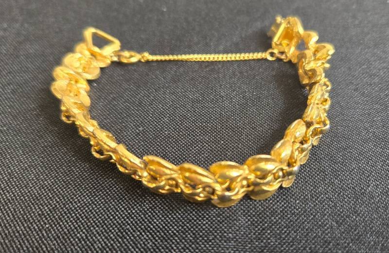 lot 21 image: Vintage Florenza Gold-Tone Bracelet