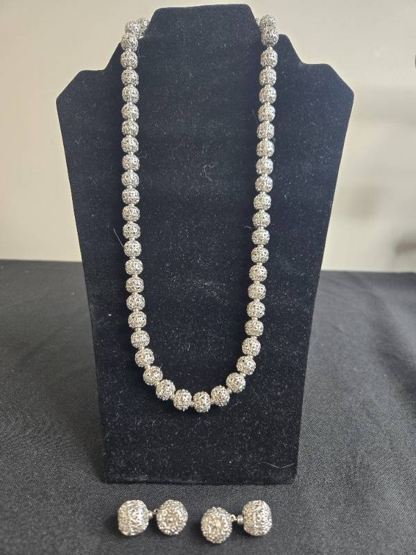 lot 24 image: VTG Elegant Silver Tone Filigree Necklace & Earring Set - display not inc