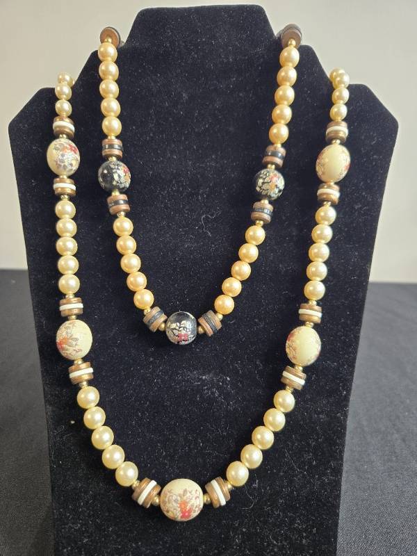 lot 27 image: Set of VTG Beaded Necklaces with Floral and Pearl Like Accents - display not inc
