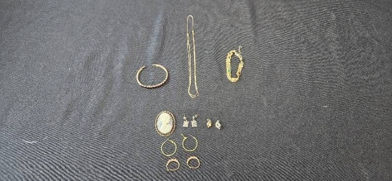 lot 53 image: Assorted Collection of Vintage Jewelry Pieces