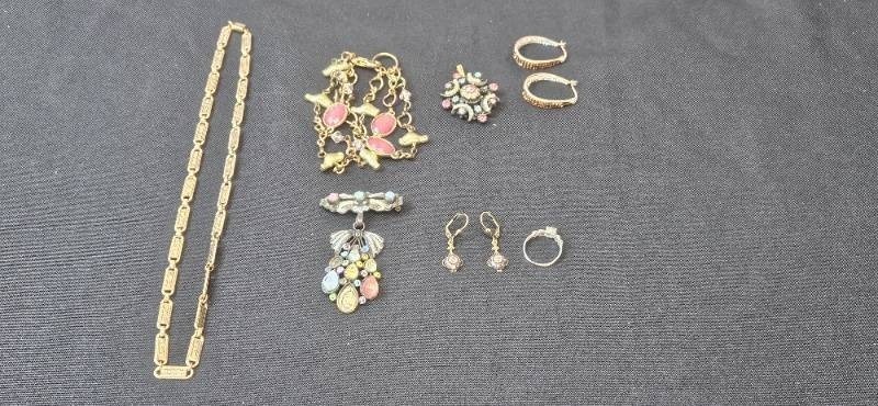 lot 56 image: Collection of Vintage Jewelry Featuring Necklace, Bracelet, Earrings, Brooch & Pendant - display not inc