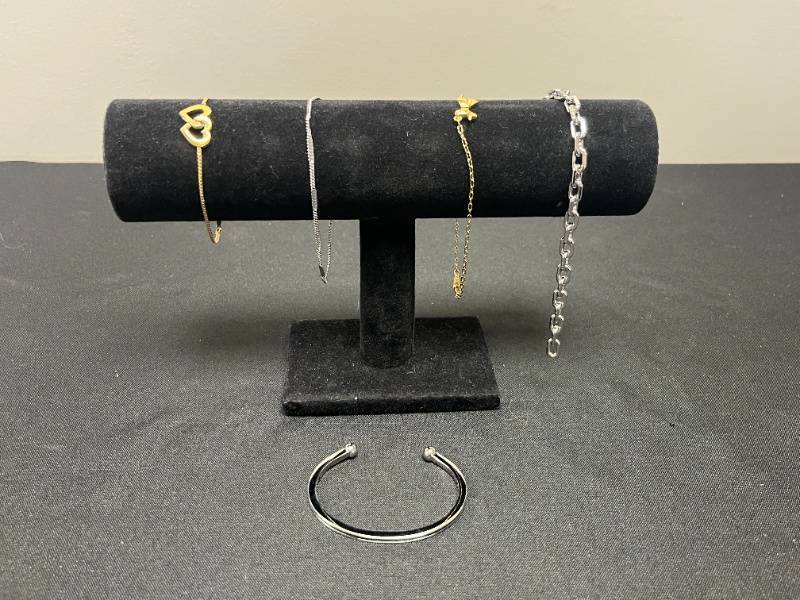 lot 122 image: Collection of Assorted Bracelets in Gold and Silver Tones - display not inc