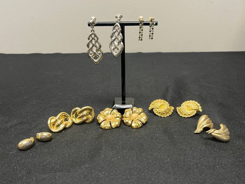 lot 138 image: Collection of Assorted Vintage Clip-On Earrings - Many Avon - display not inc