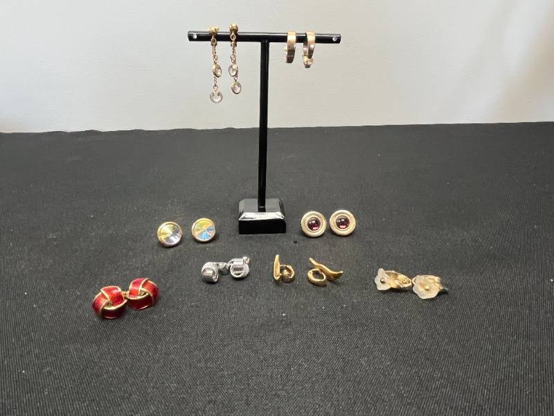lot 140 image: Collection of Vintage Clip-On Earrings - display not inc
