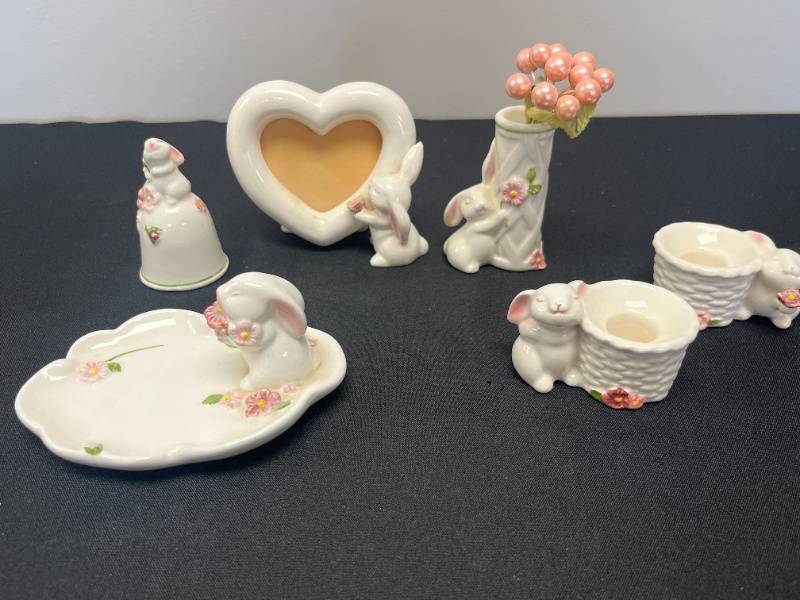 lot 161 image: Set of Avon 1980s Ceramic Bunny Figurines and Decor Pieces