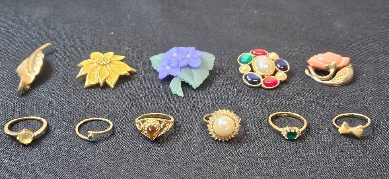 lot 90 image: Collection of Vintage Brooches and Rings (approx sz 8) Gemstones
