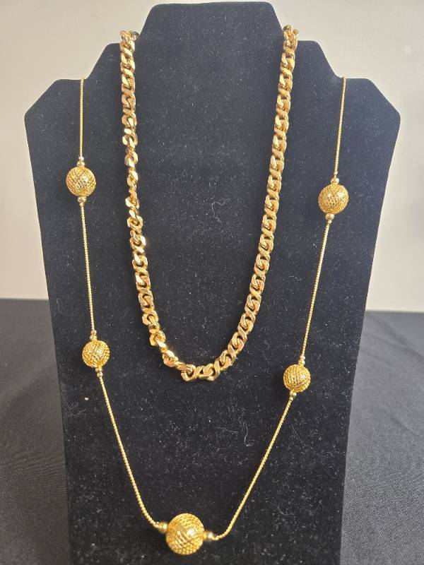 lot 36 image: Gold Tone Chain Necklaces and Earrings Set - display not inc