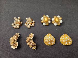 lot 6 image: Set of 4 Pairs of Vintage Clip-On Earrings Assortment